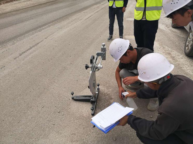 安宁市交通运输局开展九条农村公路安全生命防护工程交工质量检测